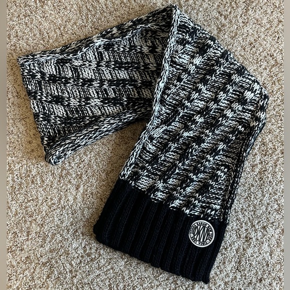 DKNY Authentic Black & White Warm Knit Winter Scarf. New!! - Picture 3 of 7